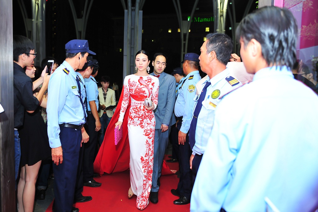 Á hậu Trà Giang diện váy dài 18m gợi cảm hút mắt - 2 Hà Thanh