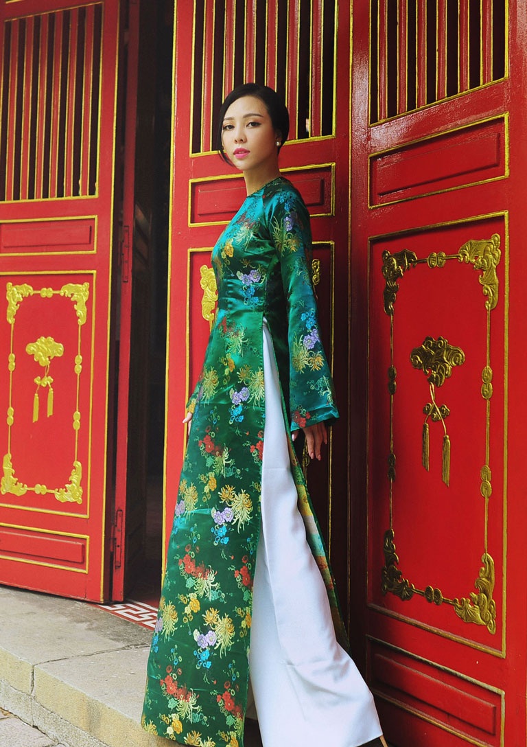 Á hậu Trà Giang mang áo dài Việt đi Châu Âu - 1 Hà Thanh