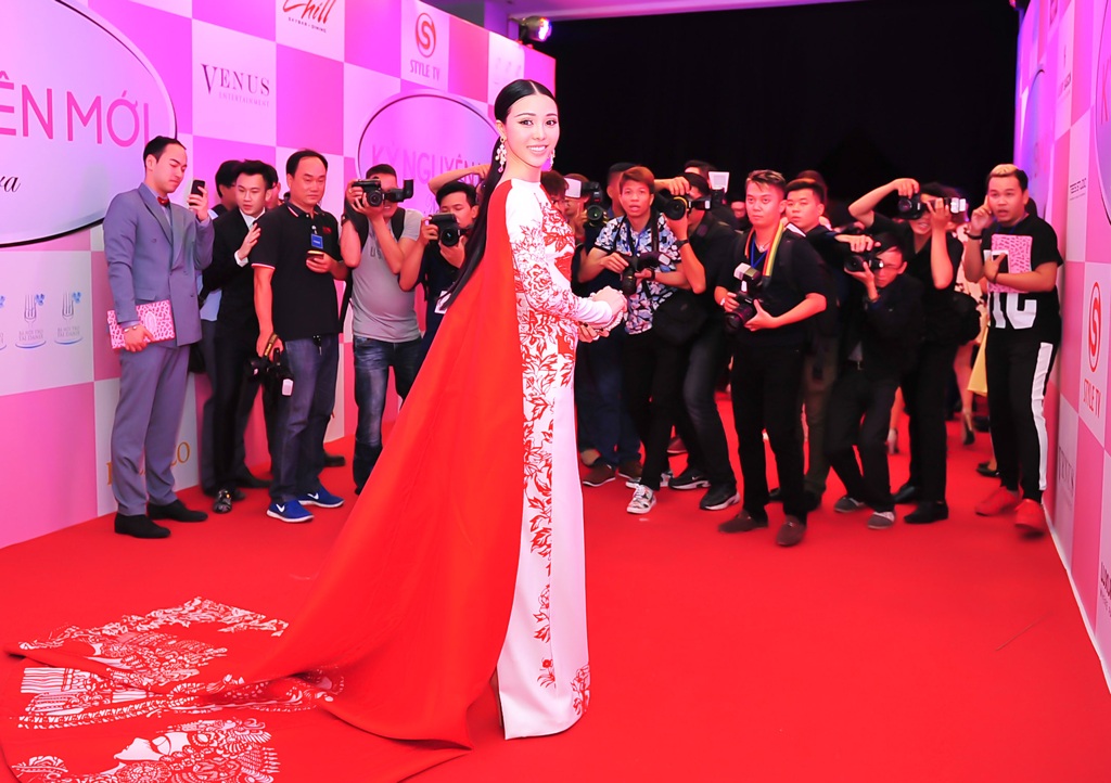 Á hậu Trà Giang diện váy dài 18m gợi cảm hút mắt - 4 Hà Thanh