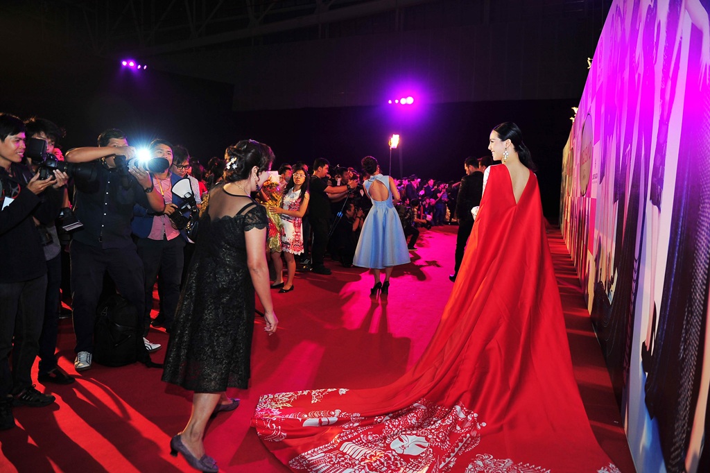 Á hậu Trà Giang diện váy dài 18m gợi cảm hút mắt - 5 Hà Thanh