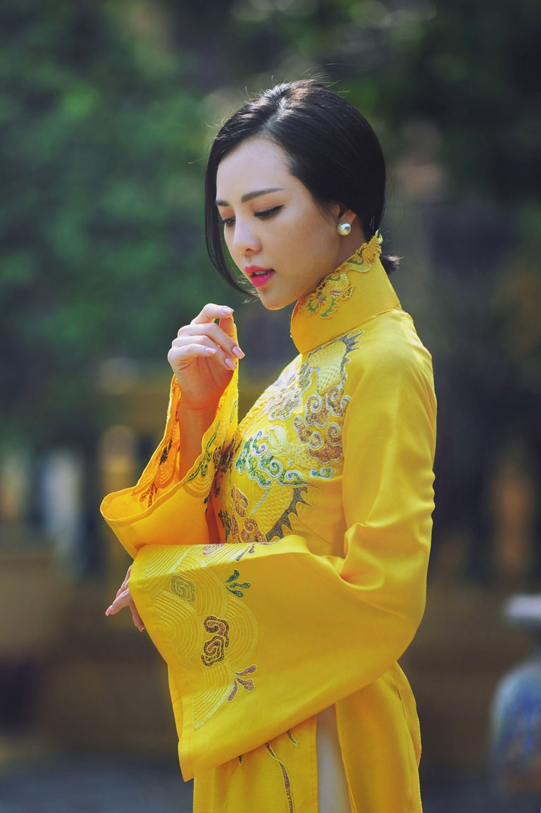 Á hậu Trà Giang mang áo dài Việt đi Châu Âu - 4 Hà Thanh
