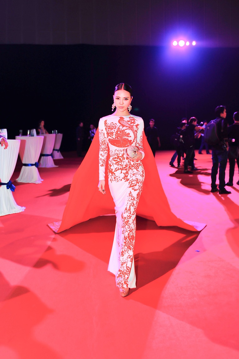 Á hậu Trà Giang diện váy dài 18m gợi cảm hút mắt - 1 Hà Thanh