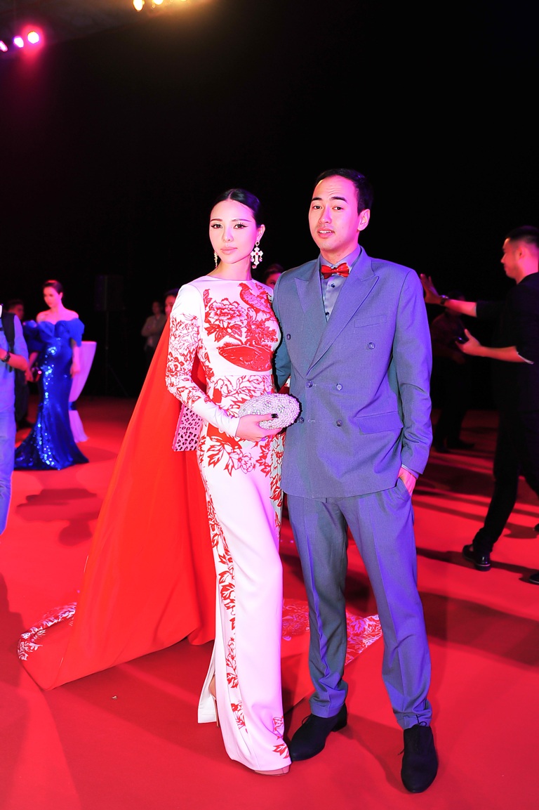 Á hậu Trà Giang diện váy dài 18m gợi cảm hút mắt - 7 Hà Thanh