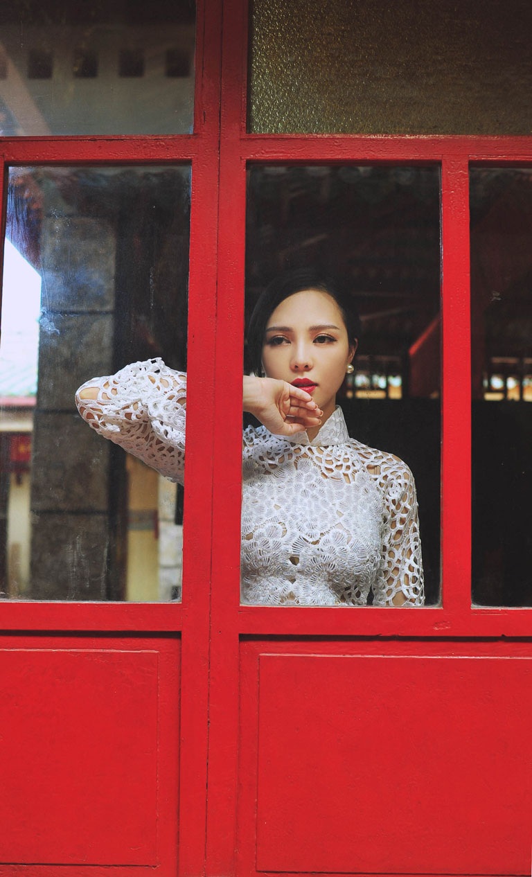 Á hậu Trà Giang mang áo dài Việt đi Châu Âu - 7 Hà Thanh