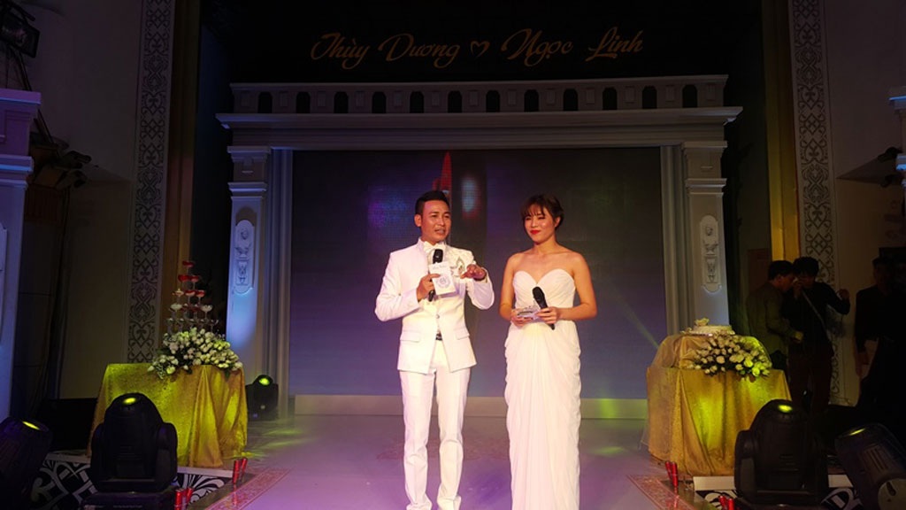 Ca sĩ Quang Lê, Linh Nguyễn nhận cát- sê khủng - 2 Linh
Nguyễn song ca với Quang Lê các ca khúc được khán giả yêu thích