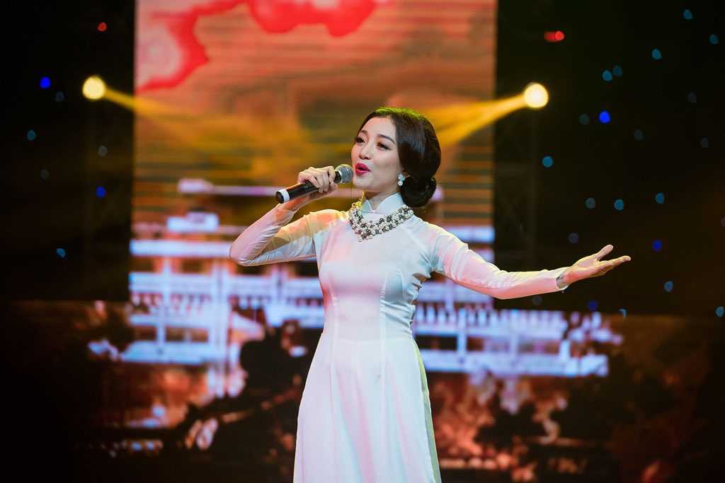 Ca sĩ Phạm Thu Hà lay động khán giả với ca khúc nhạc cách mạng