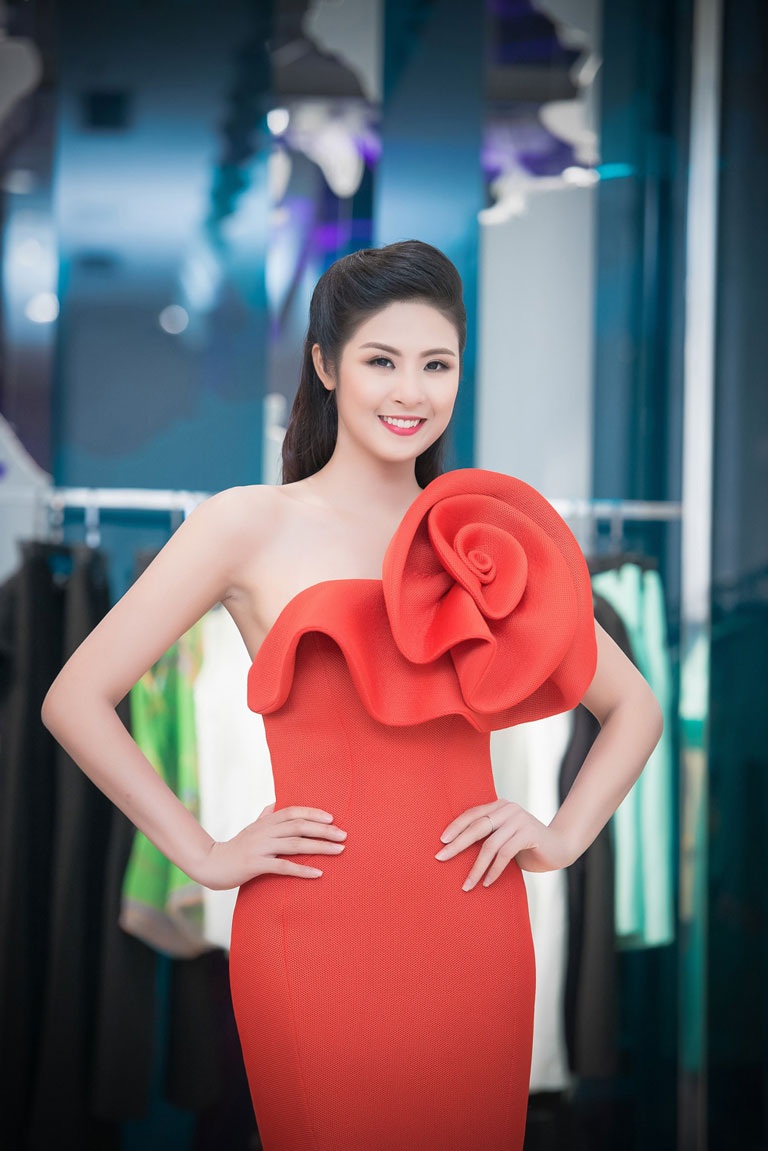 Ngọc Hân nữ tính, rạng rỡ với váy đỏ điệu đà