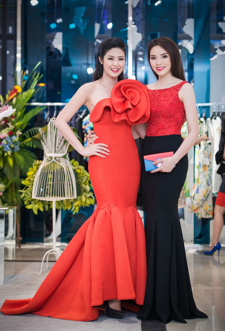 Vẻ đẹp rực rỡ của hai Hoa hậu thu hút mọi ánh nhìn.