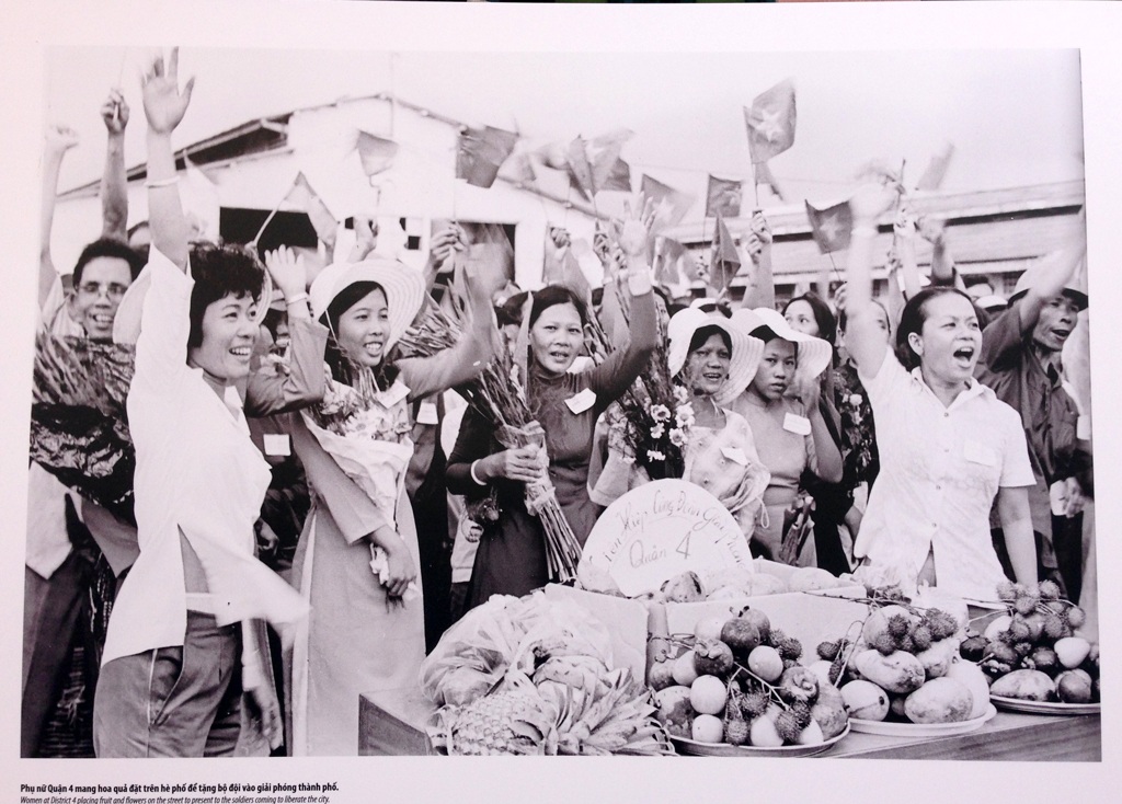 "Lòng dân Sài Gòn luôn chờ đợi giây phút giải phóng..." - 4 Phụ nữ Quận 4 mang hoa quả đặt trên hè phố để tặng bộ đội vào giải phóng thành phố
