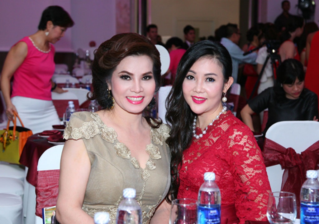 Đệ nhất Quý bà Kim Hồng hội ngộ các Hoa hậu Quý bà Thế giới - 6 Tại sự kịện, bà Kim
Hồng cũng gặp lại Hoa hậu Quý bà Malaysia 2014 Isabella Liow PJK