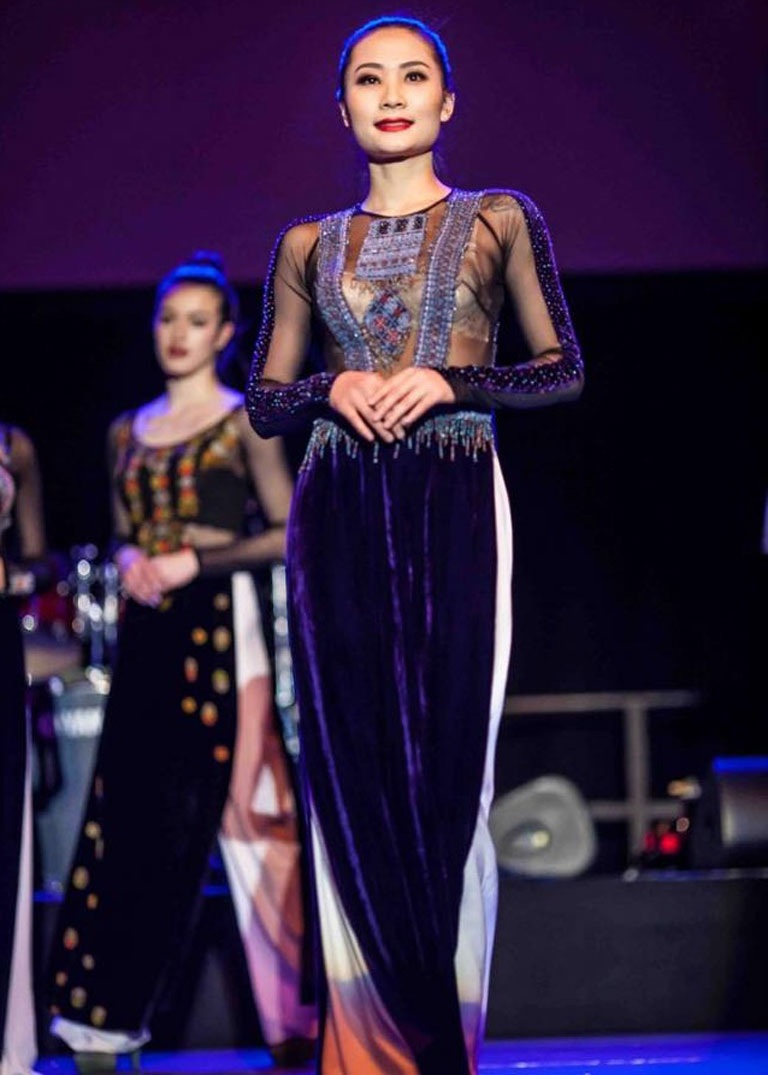 NTK Đức Hùng mang áo dài Việt đi Châu Âu - 4 <b style=mso-bidi-font-weight:
normal>Hà Thanh