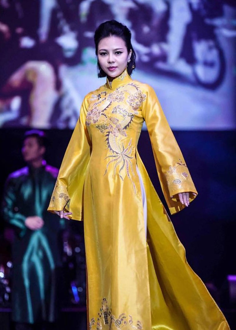NTK Đức Hùng mang áo dài Việt đi Châu Âu - 5 <b style=mso-bidi-font-weight:
normal>Hà Thanh