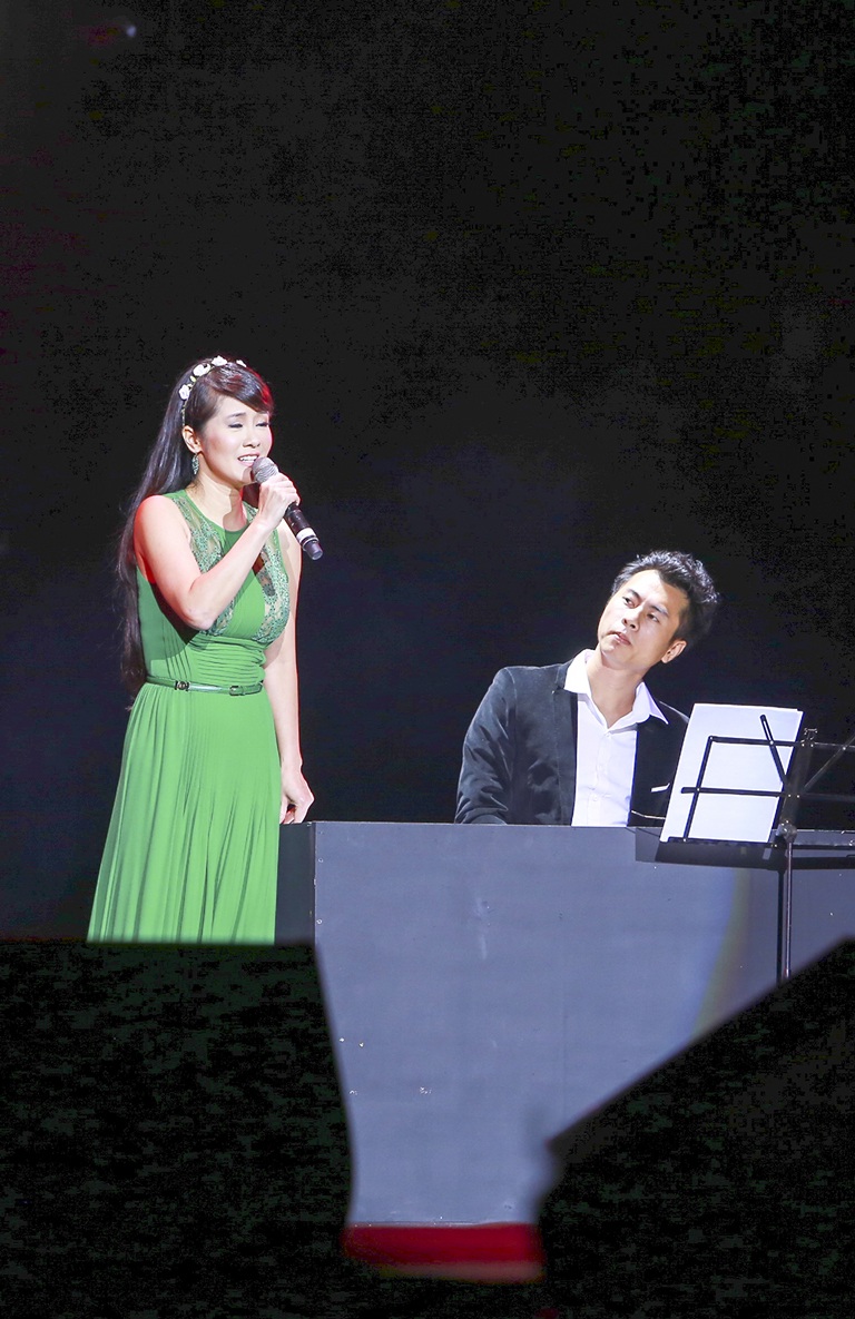 Hồng Nhung bày tỏ sự cảm phục đối với nghị lực của ca sĩ đàn chị, nữ danh ca Khánh Ly