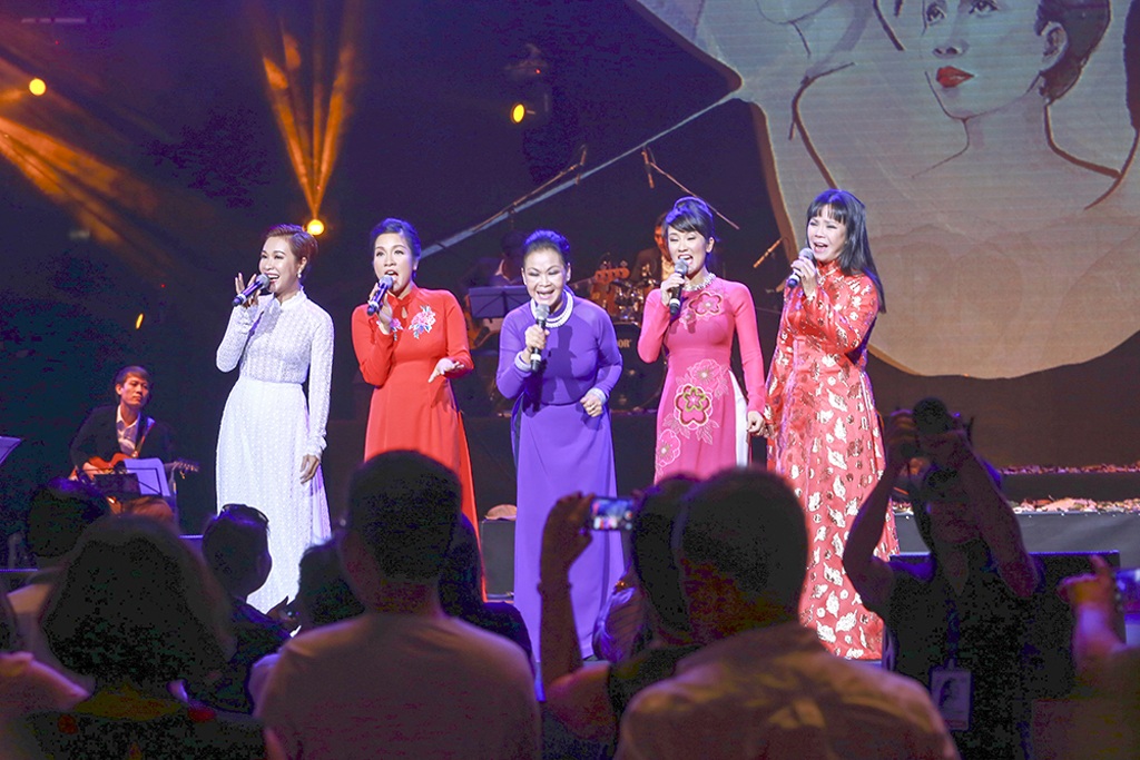 Hồng Nhung bày tỏ sự cảm phục đối với nghị lực của ca sĩ đàn chị, nữ danh ca Khánh Ly