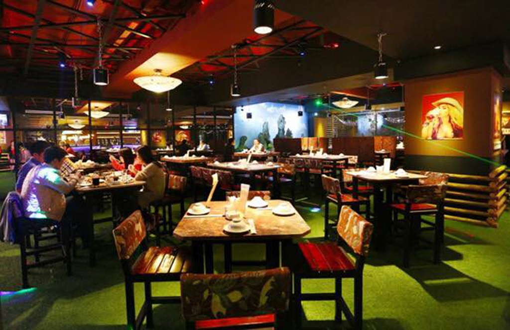 Hoài Linh- Chí Tài “quậy tưng” cùng Hoài Lâm trên sân khấu Hà Nội - 3 Không gian sang trọng và ấm cúng của