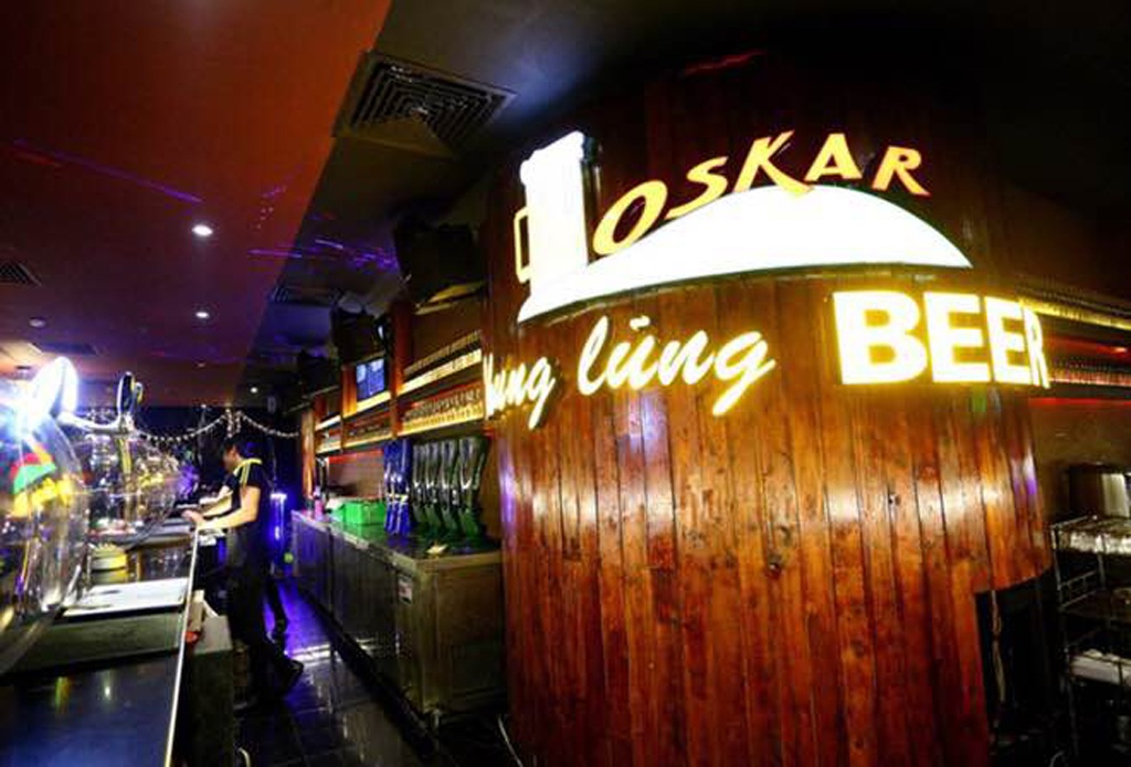 Hoài Linh- Chí Tài “quậy tưng” cùng Hoài Lâm trên sân khấu Hà Nội - 4 Không gian sang trọng và ấm cúng của