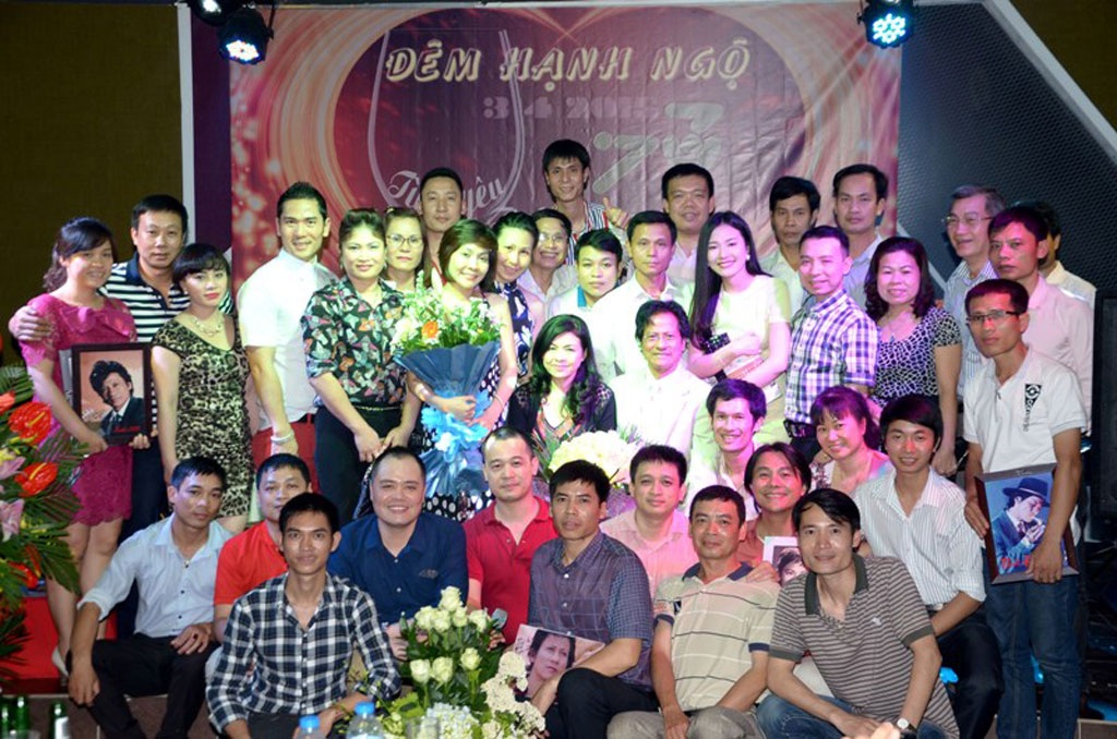 Chế Linh hạnh phúc giữa vòng vây của khán giả trong ngày sinh nhật