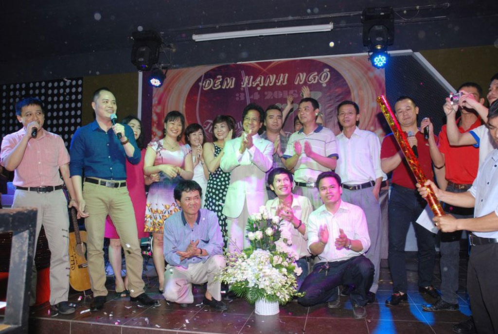 Nhiều khán giả yêu mến giọng hát Chế Linh tham dự buổi tiệc sinh nhật này