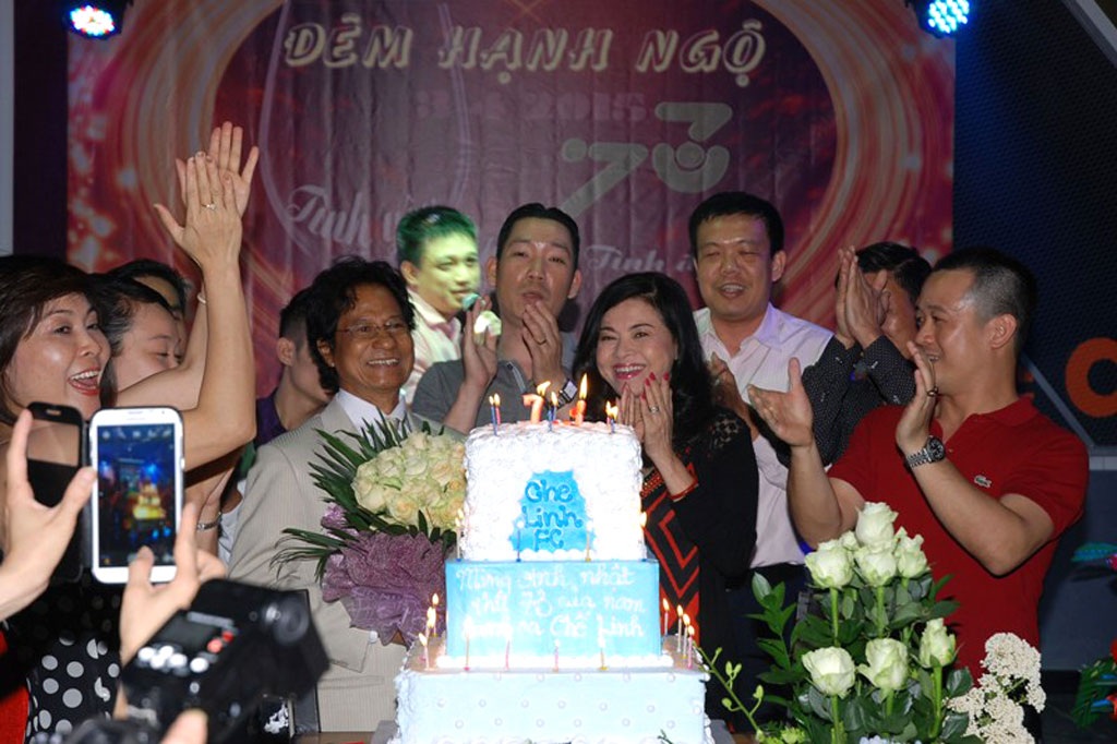 Chế Linh cùng vợ cắt bánh sinh nhật