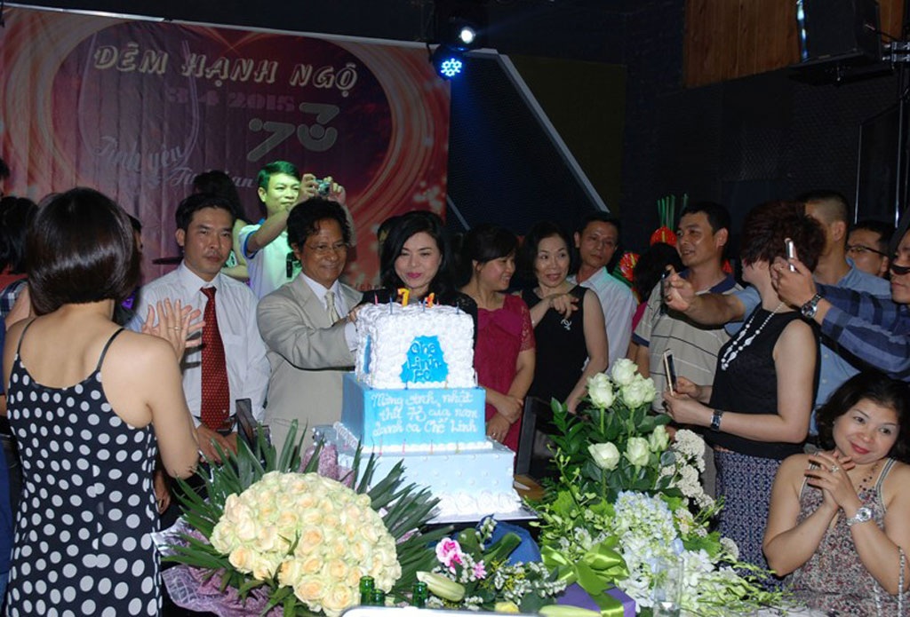 Chế Linh cùng vợ cắt bánh sinh nhật