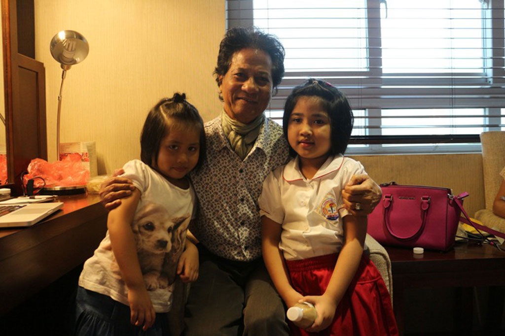 Hai cháu gái Chế Linh cũng có mặt chúc mừng sinh nhật ông