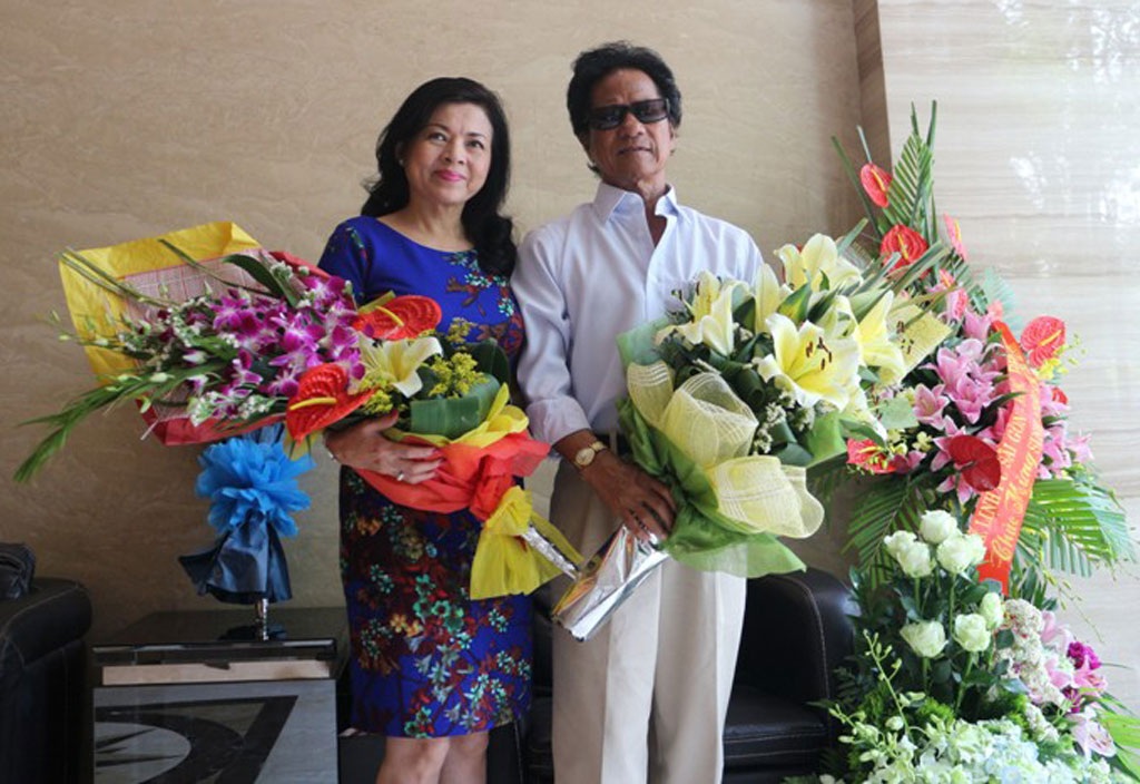 Vợ chồng danh ca Chế Linh nhận hoa của người hâm mộ