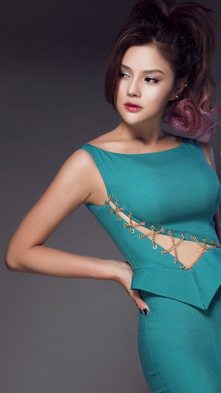 Vũ Thu Phương khoe đường cong nóng bỏng - 6 <b style=mso-bidi-font-weight:
normal>Hà Thanh