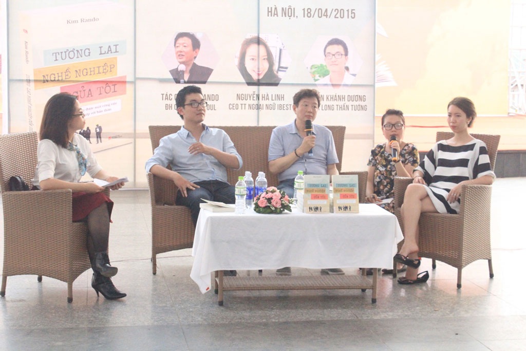 Ra mắt “Tương lai nghề nghiệp của tôi” - 2 Hình ảnh tại buổi tọa đàm và ra mắt cuốn sách ngày 18/4 tại Hà Nội