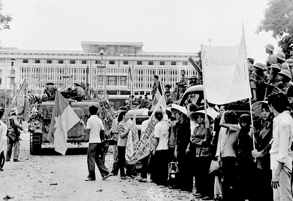 Nhân dân Sài Gòn tập trung tại cổng Dinh Độc lập đón
bộ đội vào giải phóng thành phố