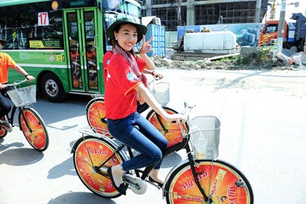 Hoa hậu Đặng Thu Thảo năng động đạp xe cùng sinh viên - 6 <b style=mso-bidi-font-weight:
normal>Hà Thanh