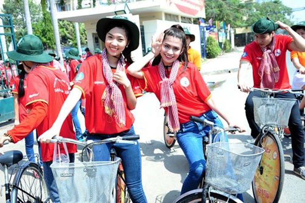 Hoa hậu Đặng Thu Thảo năng động đạp xe cùng sinh viên - 7 <b style=mso-bidi-font-weight:
normal>Hà Thanh