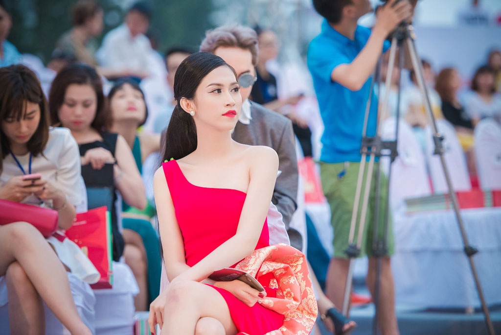 Hoa hậu Đông Nam Á Thu Vũ rực rỡ sắc đỏ tham dự show thời trang - 10 <b style=mso-bidi-font-weight:
normal>Hà Thanh