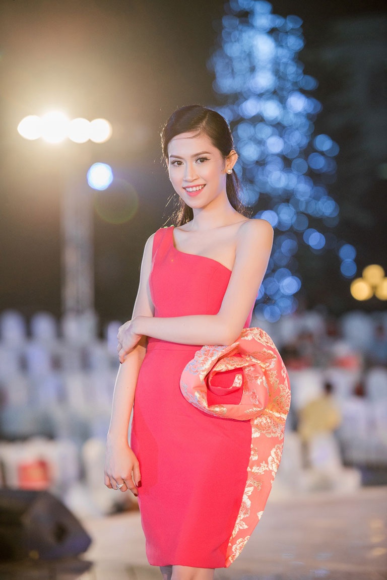 Hoa hậu Đông Nam Á Thu Vũ rực rỡ sắc đỏ tham dự show thời trang - 2 <b style=mso-bidi-font-weight:
normal>Hà Thanh