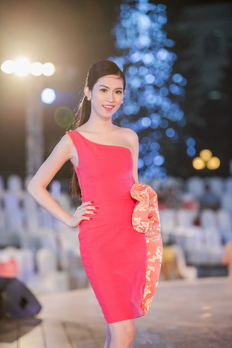 Hoa hậu Đông Nam Á Thu Vũ rực rỡ sắc đỏ tham dự show thời trang - 3 <b style=mso-bidi-font-weight:
normal>Hà Thanh