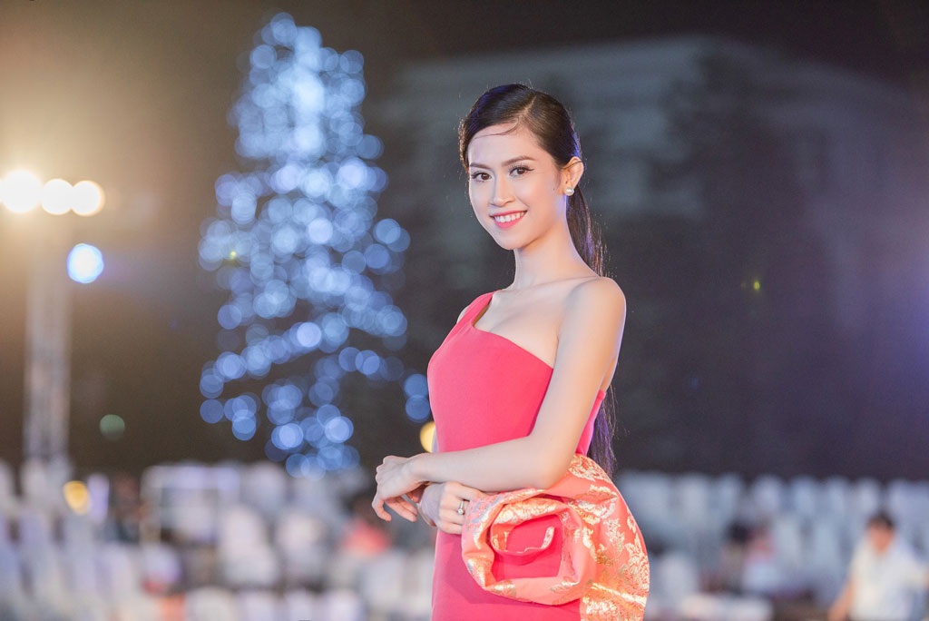 Hoa hậu Đông Nam Á Thu Vũ rực rỡ sắc đỏ tham dự show thời trang - 4 <b style=mso-bidi-font-weight:
normal>Hà Thanh