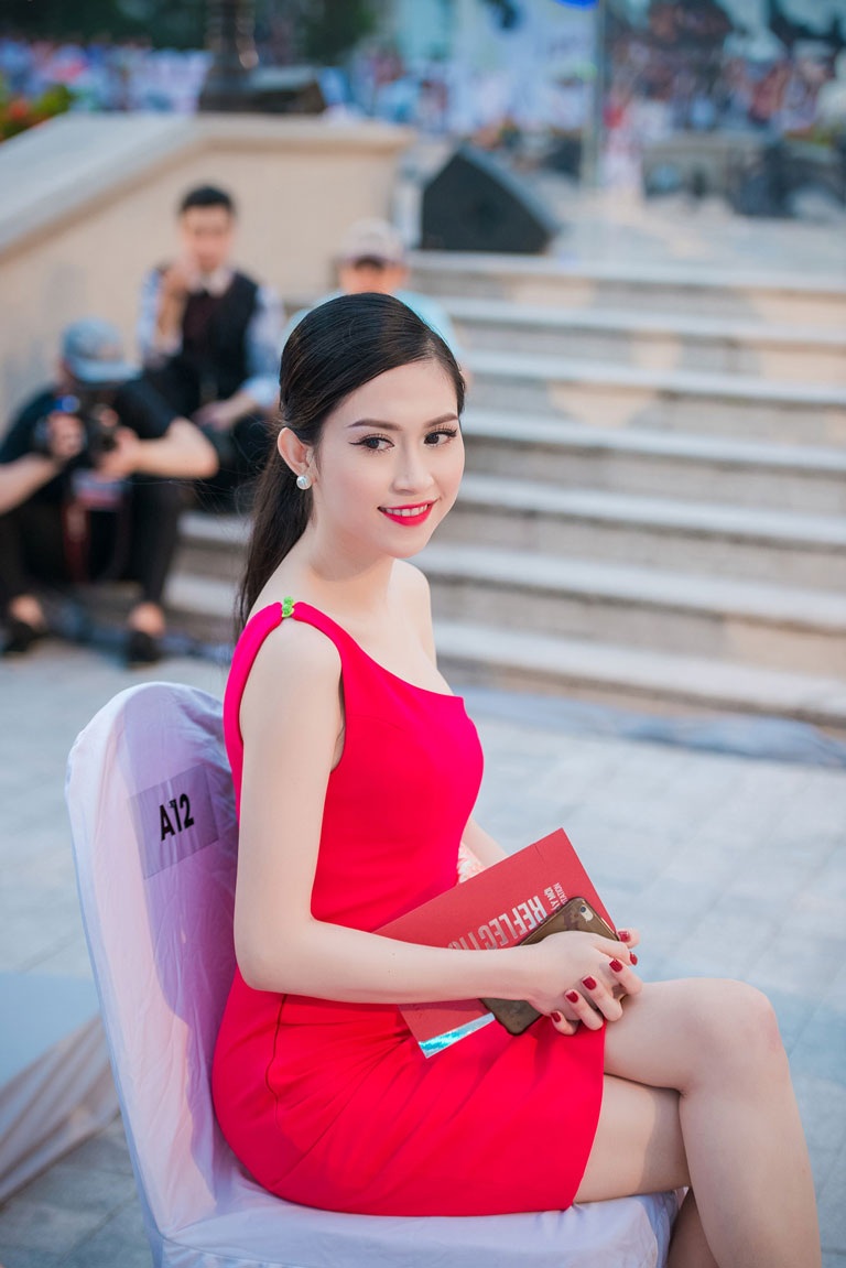 Hoa hậu Đông Nam Á Thu Vũ rực rỡ sắc đỏ tham dự show thời trang - 7 <b style=mso-bidi-font-weight:
normal>Hà Thanh