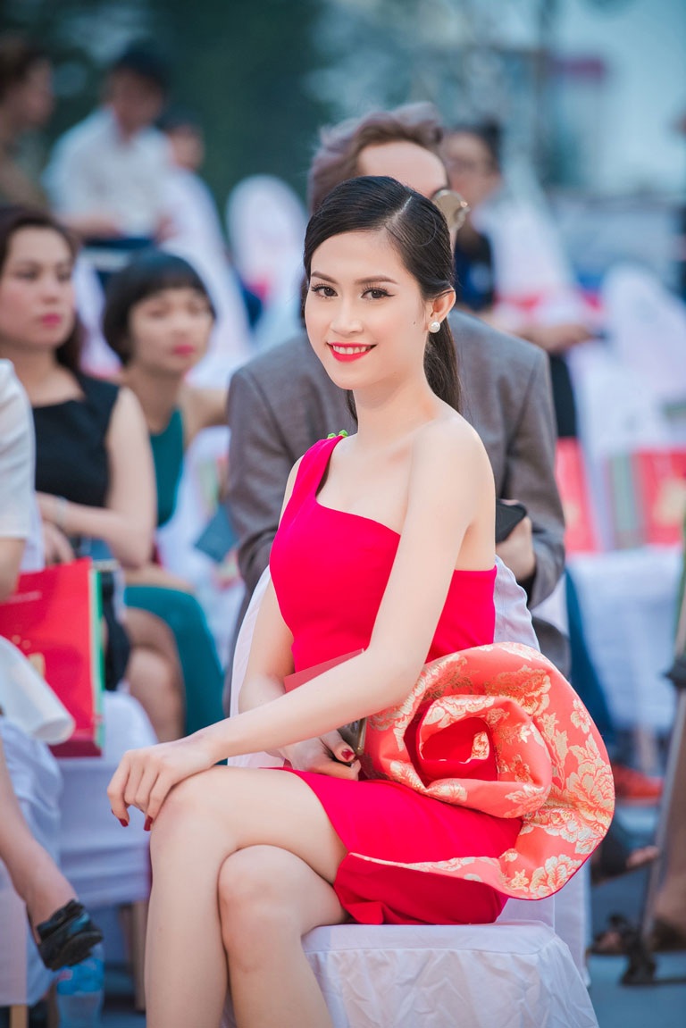 Hoa hậu Đông Nam Á Thu Vũ rực rỡ sắc đỏ tham dự show thời trang - 9 <b style=mso-bidi-font-weight:
normal>Hà Thanh