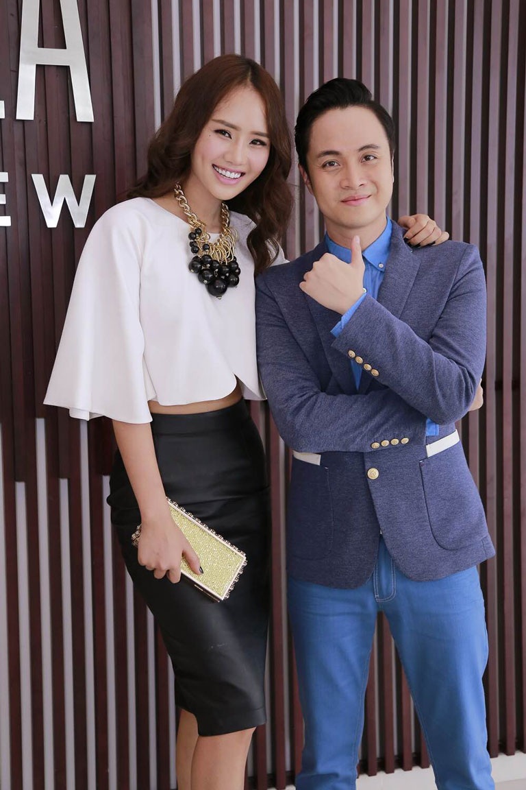 Siêu mẫu Lâm Thùy Anh hút hồn với vòng eo con kiến - 3 Ca sĩ Nhật Tinh Anh chụp ảnh kỷ niệm cùng người đẹp