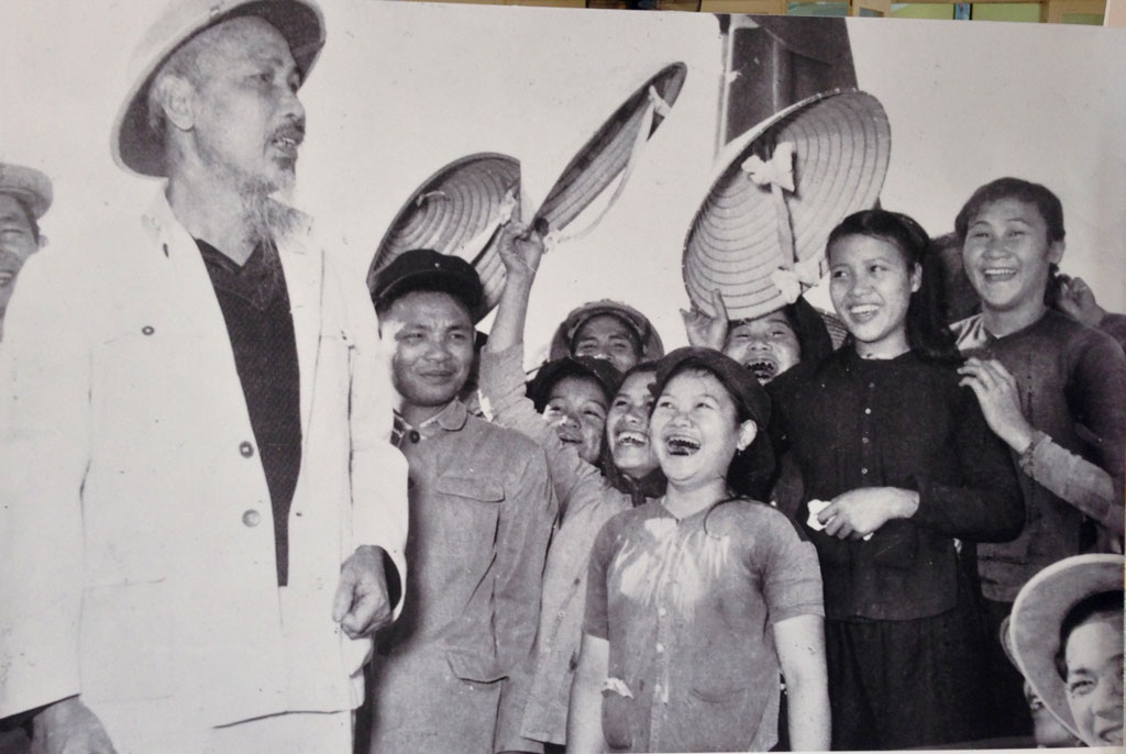 Chủ tịch Hồ Chí Minh và các đại biểu dự Đại hội Đảng lần thứ 2, Việt Bắc, năm 1951