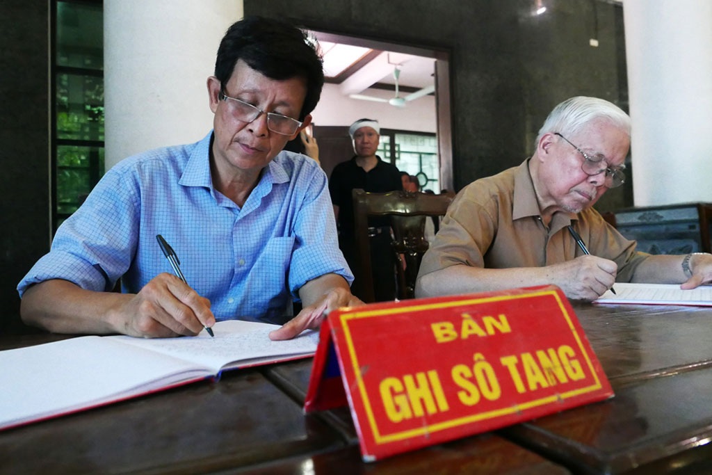 Nhạc sĩ “Đưa cơm cho mẹ đi cày” đã ra đi mãi mãi… - 4 Một số hình ảnh trong
lễ tang nhạc sĩ Hàn Ngọc Bích diễn ra sáng ngày 4/5 tại