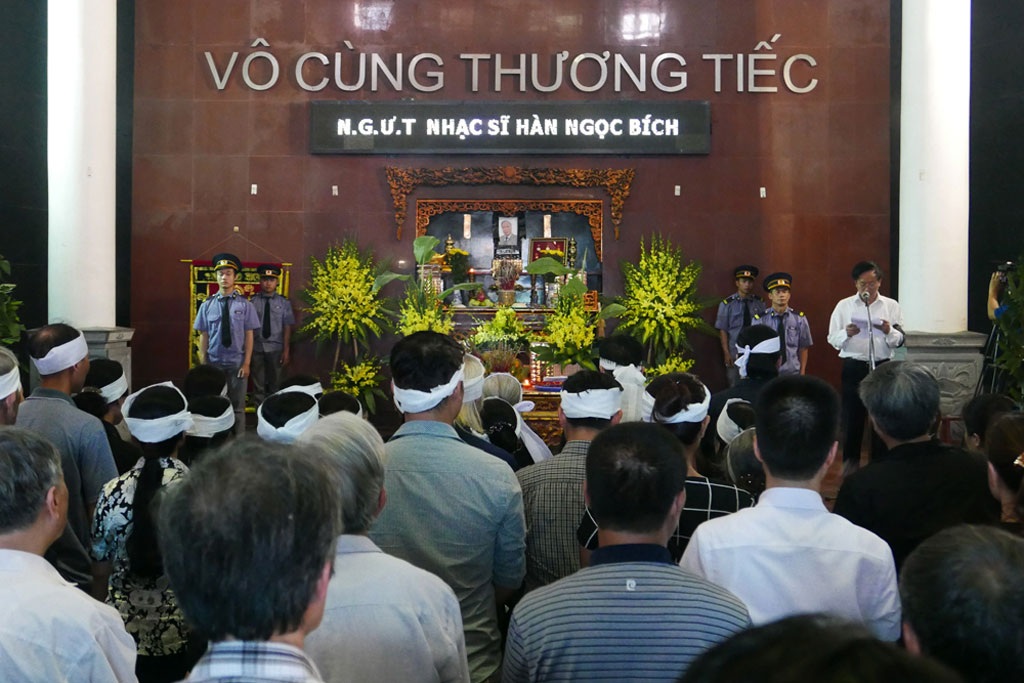 Nhạc sĩ “Đưa cơm cho mẹ đi cày” đã ra đi mãi mãi… - 7 Một số hình ảnh trong
lễ tang nhạc sĩ Hàn Ngọc Bích diễn ra sáng ngày 4/5 tại