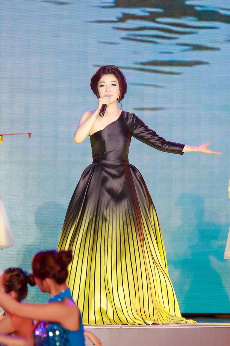 Phạm Thu Hà lộng lẫy trên sân khấu Carnaval Hạ Long 2015 - 1 Phạm Thu Hà lộng lẫy biểu diễn trên sân khấu Carnaval Hạ Long 2015