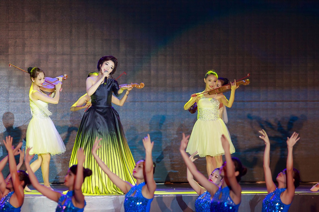 Phạm Thu Hà lộng lẫy trên sân khấu Carnaval Hạ Long 2015 - 3 Một số hình ảnh Phạm Thu Hà biểu diễn trong chương trình