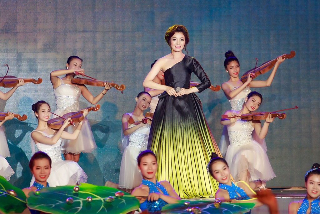 Phạm Thu Hà lộng lẫy trên sân khấu Carnaval Hạ Long 2015 - 4 Một số hình ảnh Phạm Thu Hà biểu diễn trong chương trình