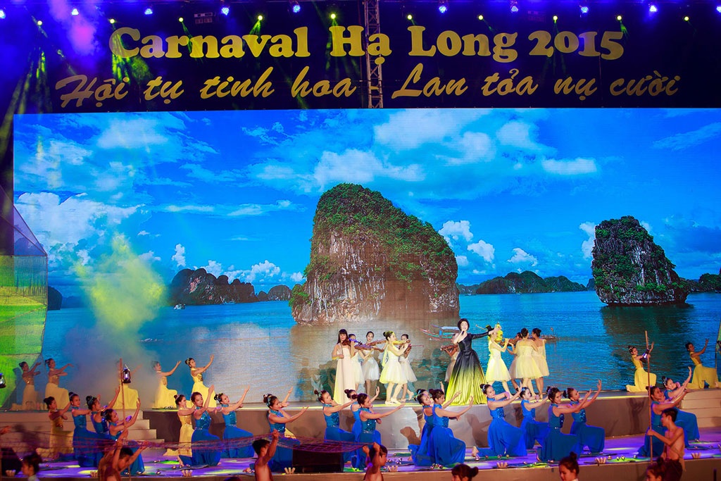 Phạm Thu Hà lộng lẫy trên sân khấu Carnaval Hạ Long 2015 - 6 Một số hình ảnh Phạm Thu Hà biểu diễn trong chương trình