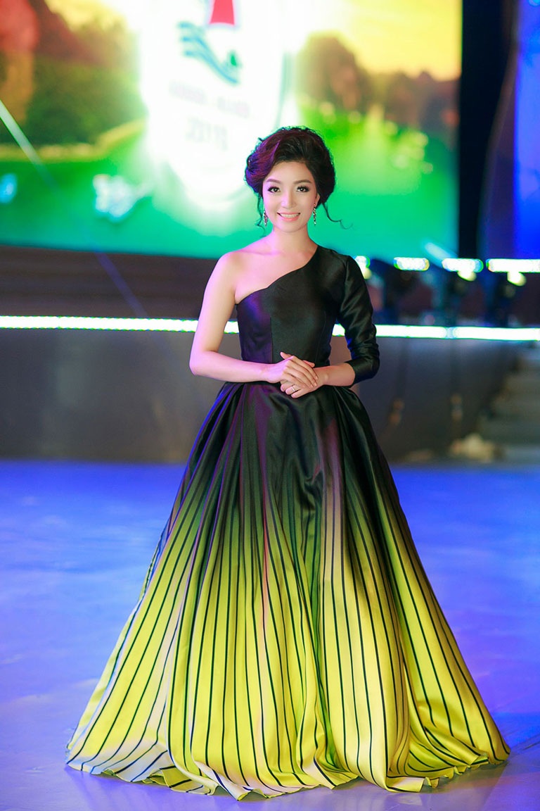 Phạm Thu Hà lộng lẫy trên sân khấu Carnaval Hạ Long 2015 - 2 Phạm Thu Hà lộng lẫy biểu diễn trên sân khấu Carnaval Hạ Long 2015