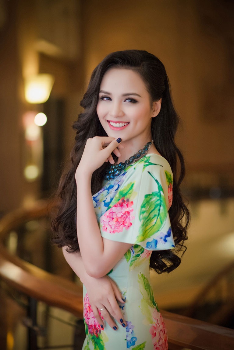 Người đẹp khiến không ít người khen ngợi trước vóc dáng thon gọn, nhan sắc mặn mà, duyên dáng