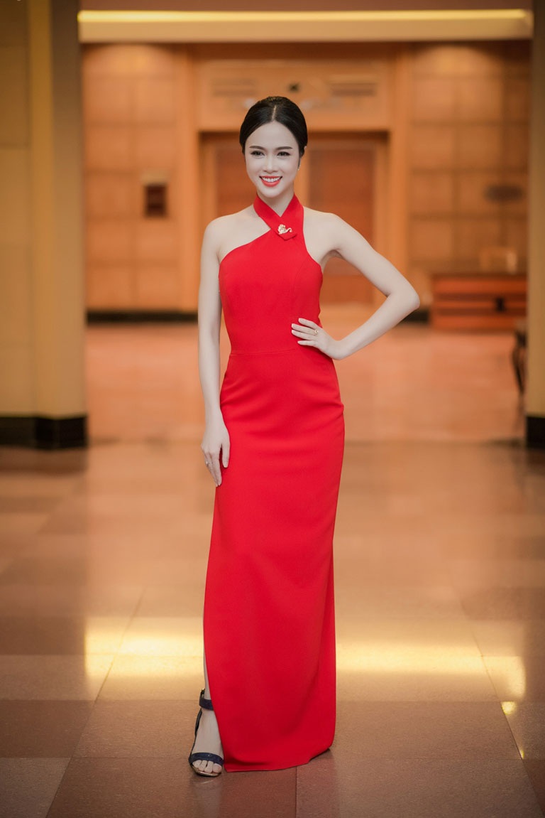 Người đẹp Vũ Ngọc Anh cũng nổi bật với đầm đỏ hở vai