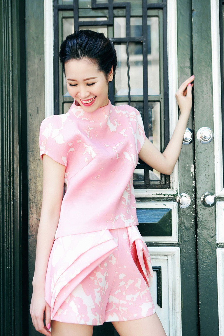 Dương Thùy Linh tươi tắn xuống phố - 2 <b style=mso-bidi-font-weight:
normal>H.T