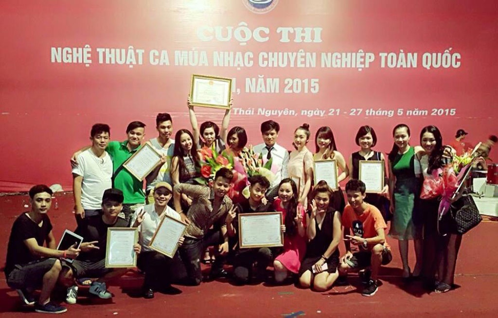Tấn Minh và cuộc thử sức dũng cảm với “Trở về” - 3 Tấn Minh ngoài vai trò đạo diễn chương trình, anh còn thể hiện ca khúc Bên dòng sông cái...